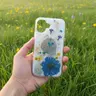 iPhone 17 - Hülle mit echten Blumen und silbernen Akzenten, blau