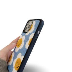 iPhone 13/14 - Custodia a maglia Flower Smiles - Blu con ricamo – Bild 6