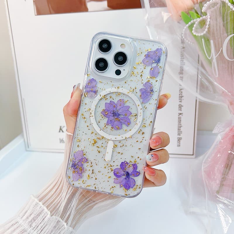 iPhone 15 Pro - MagSafe Hülle mit echten Blumen und goldenen Akzenten, violett