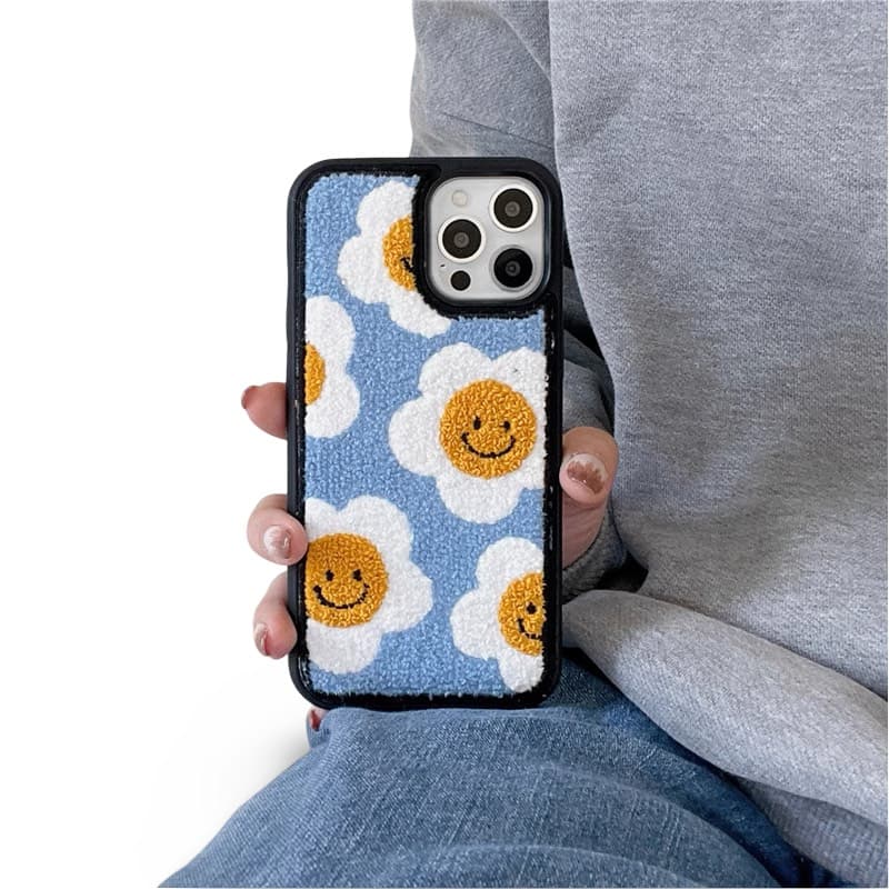iPhone 13/14 - Flower Smiles Knit Case - Blau mit Stickerei – 4