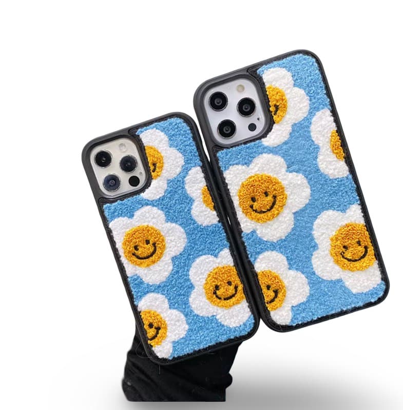 iPhone 13/14 - Flower Smiles Knit Case - Blau mit Stickerei – 2